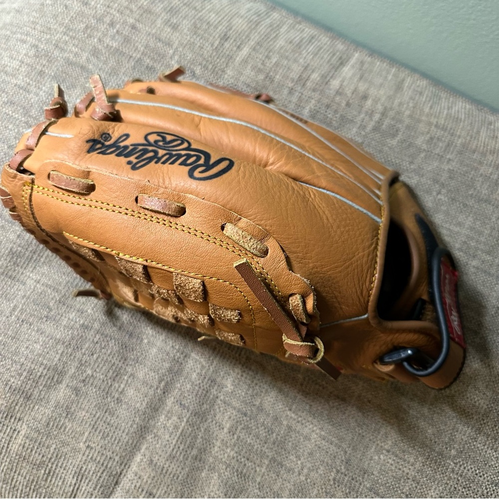Right Handed Rawlings Brown Leather Baseball Glove - Picture 3 of 5